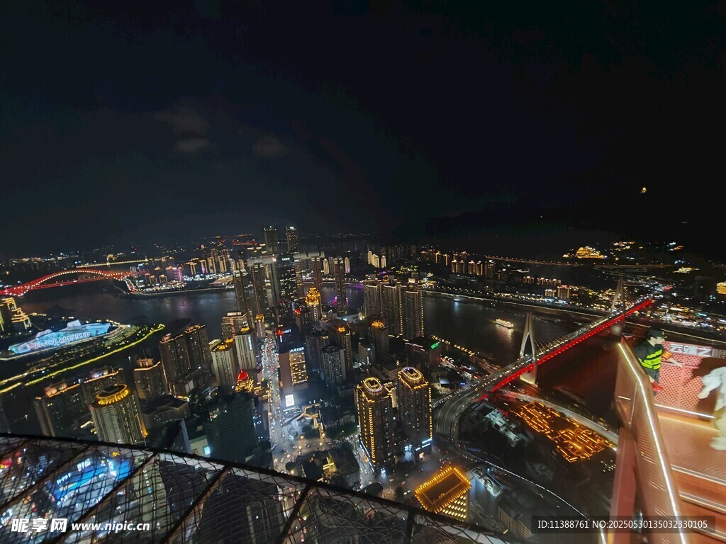 城市璀璨夜景俯瞰視角