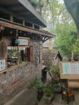 古樸鄉(xiāng)村小店的寧靜一角