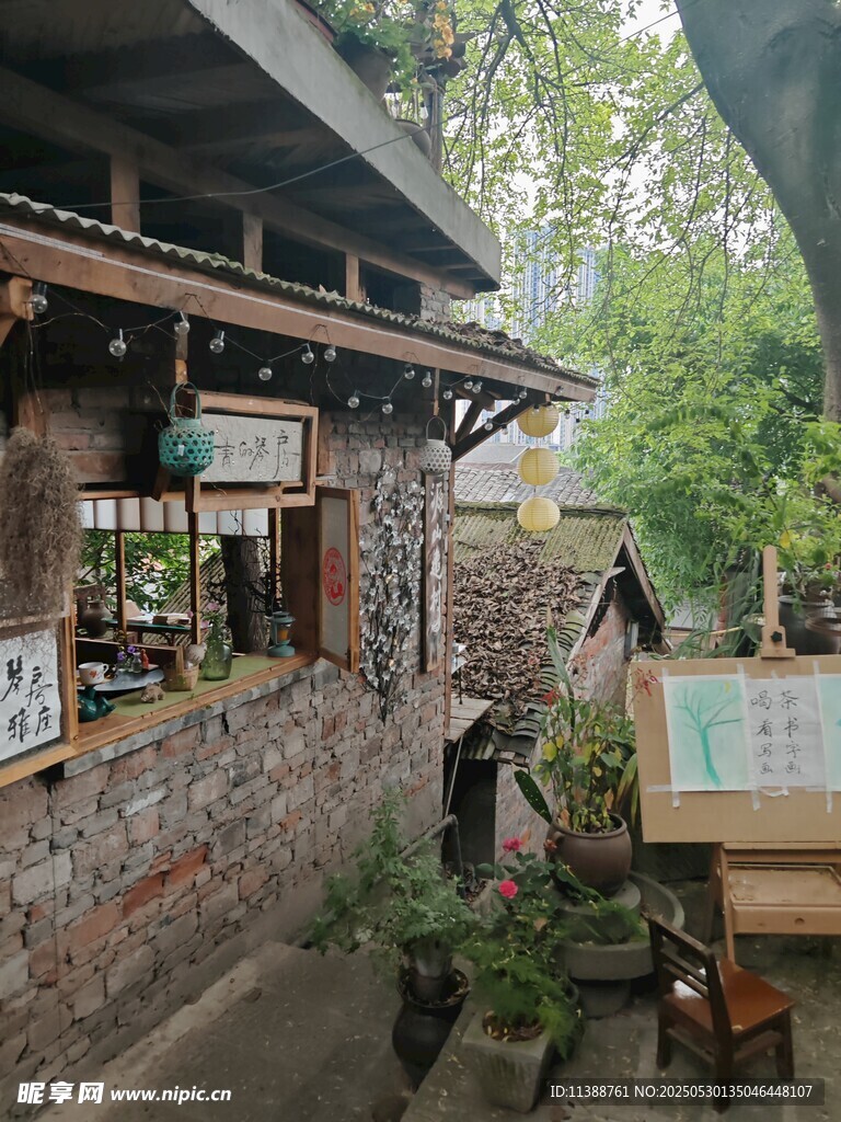 古樸鄉(xiāng)村小店的寧靜一角