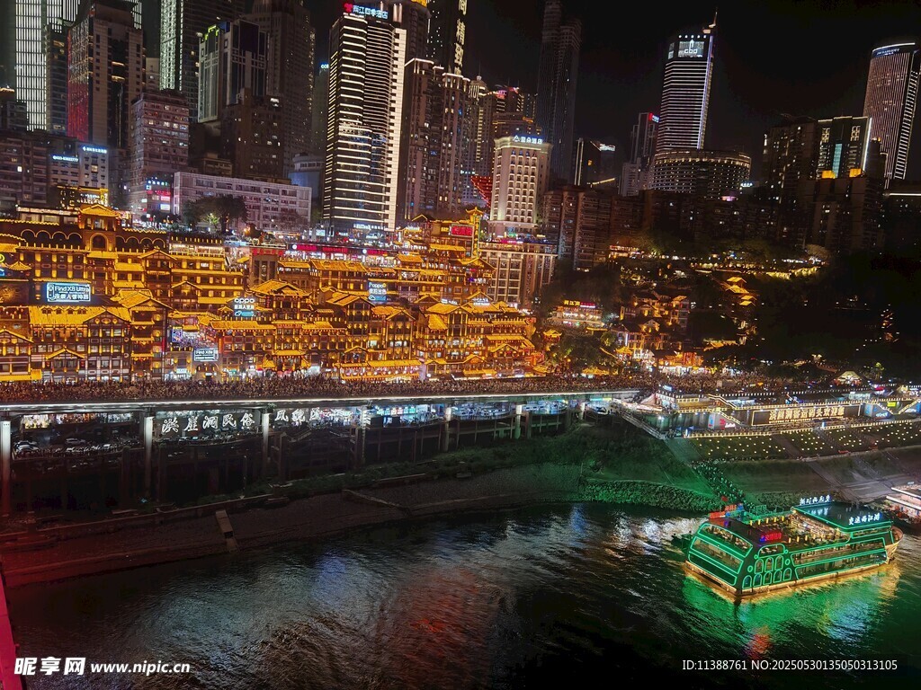 重慶夜景中的璀璨江畔風光