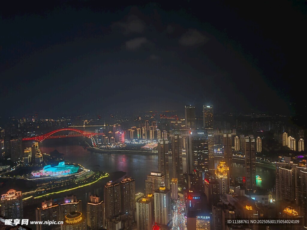 山城璀璨夜景俯瞰圖
