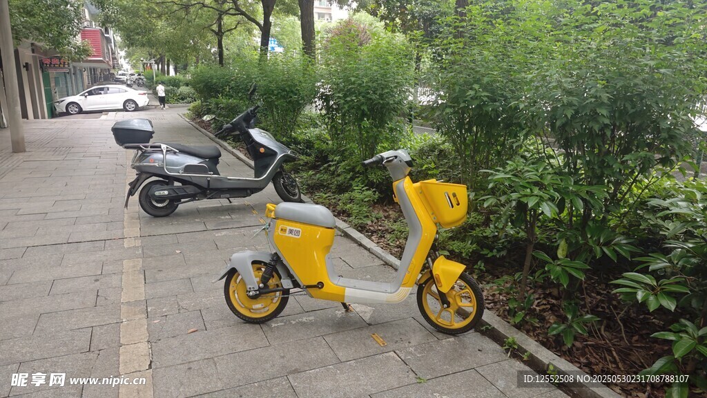 路邊停放的黃色共享三輪車