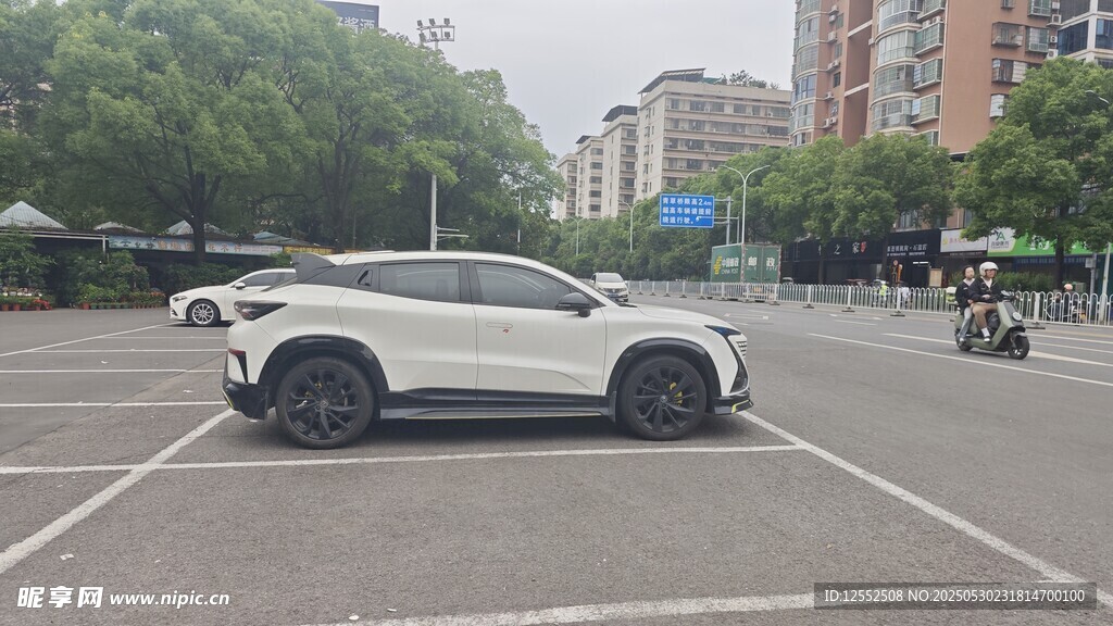 停車場中的白色SUV車輛