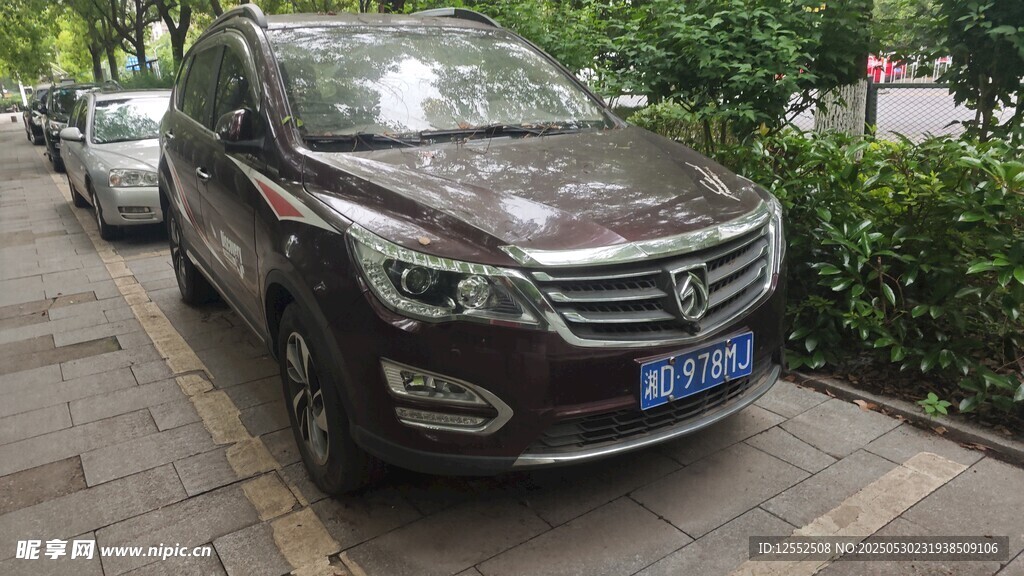 路邊停放的深色SUV汽車