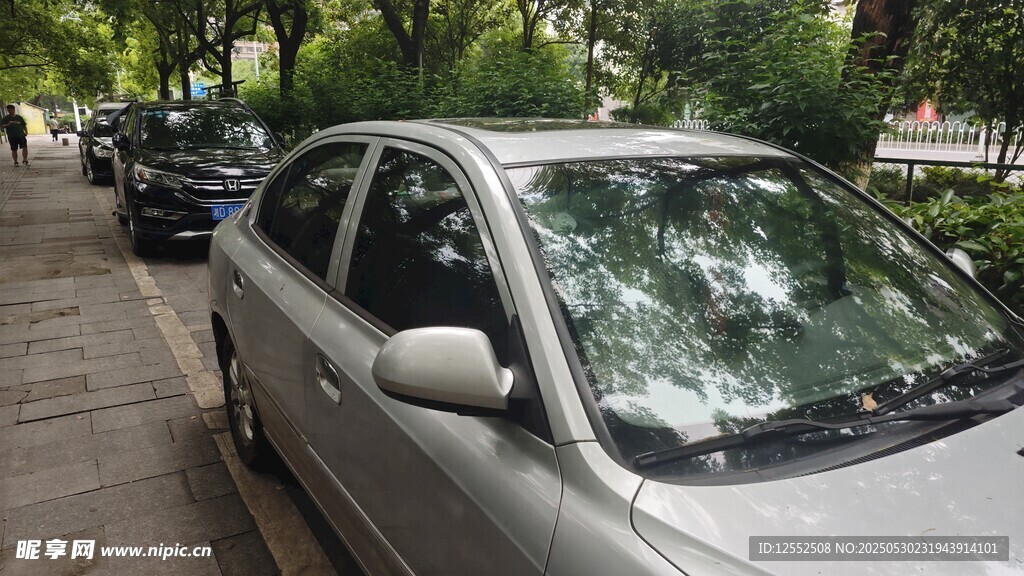 路邊停放的銀色轎車