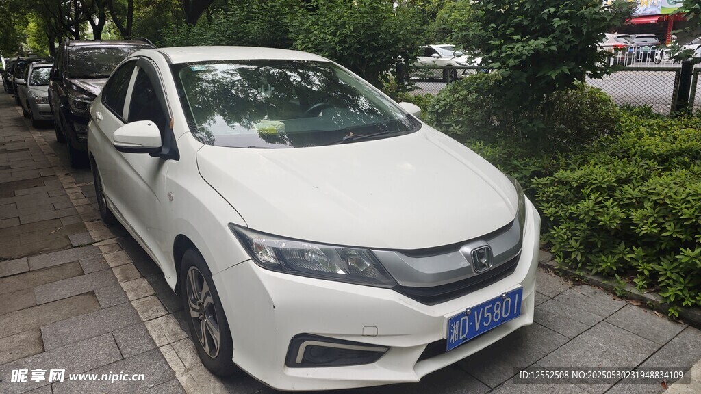 白色轎車停在路邊