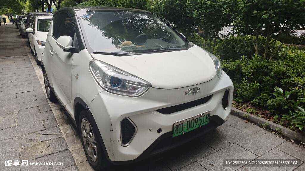 白色小巧電動汽車停于路邊