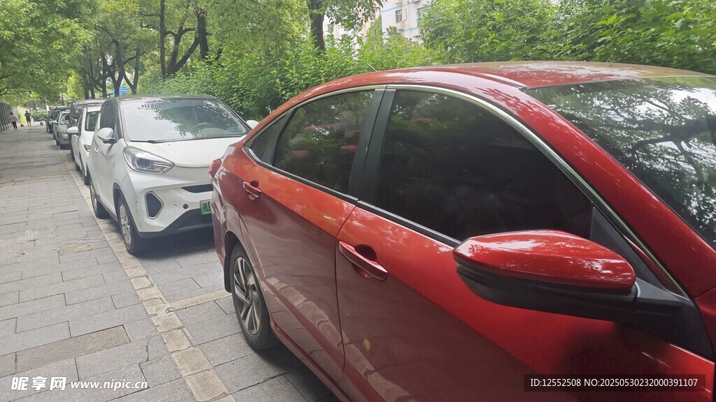 路邊停放的紅色轎車