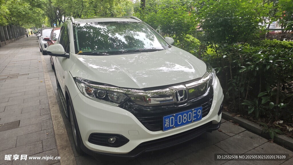 路邊停放的白色SUV汽車