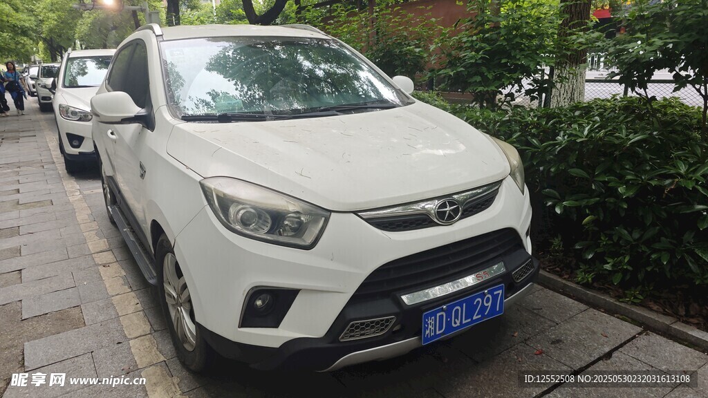 路邊停放的白色SUV汽車