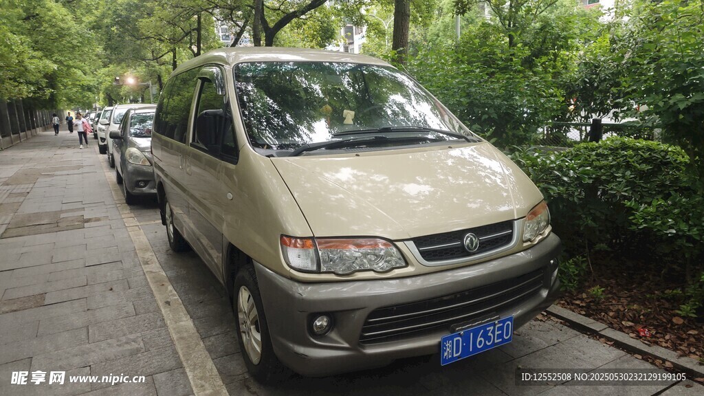 路邊停放的米色老舊面包車