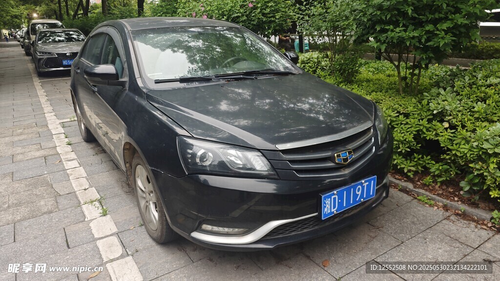 路邊停放的黑色家用轎車