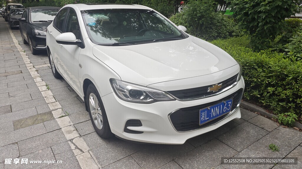 路邊停放的白色家用轎車