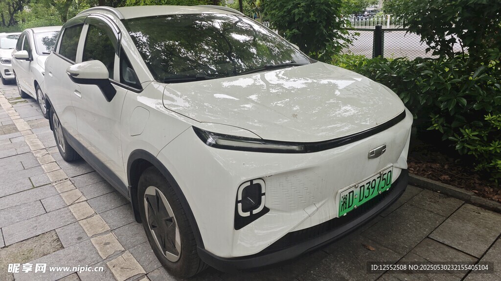 路邊停放的白色新能源汽車