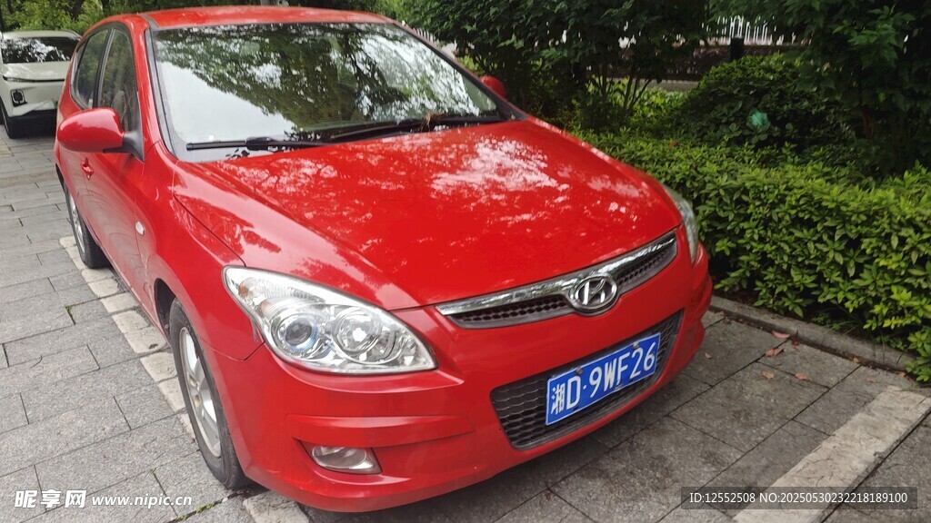 紅色現代汽車停在路邊