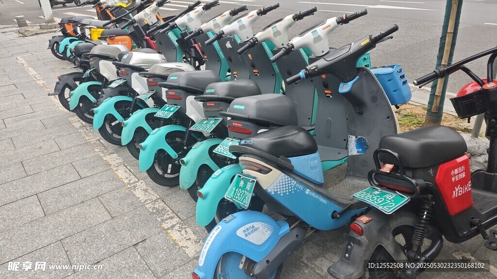 一排停放的多彩電動(dòng)摩托車(chē)