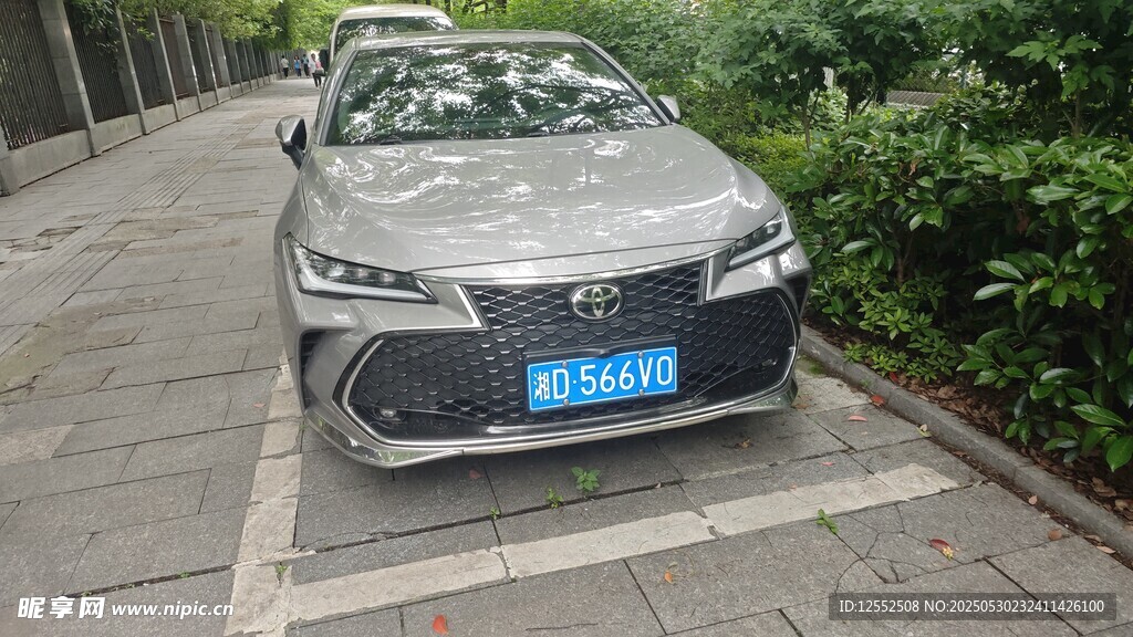 銀色轎車(chē)停靠于路邊