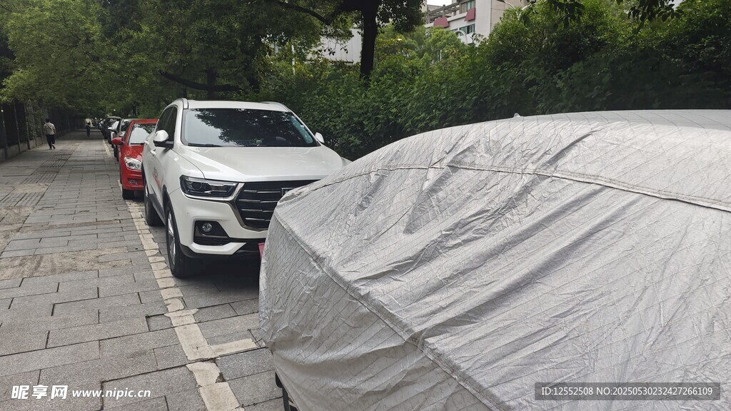 路邊被罩住的停放車輛