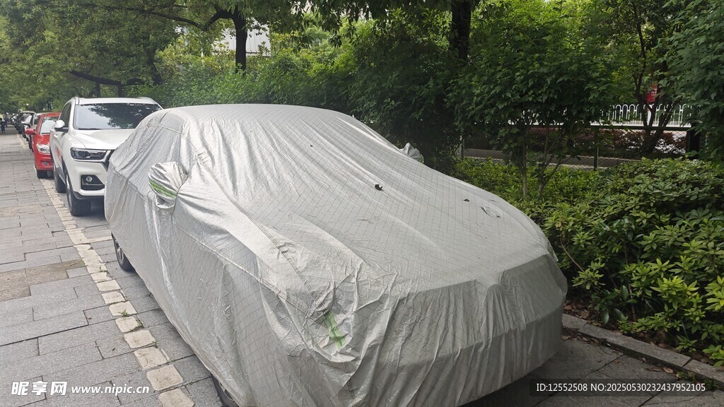 路邊被車衣覆蓋的停放車輛