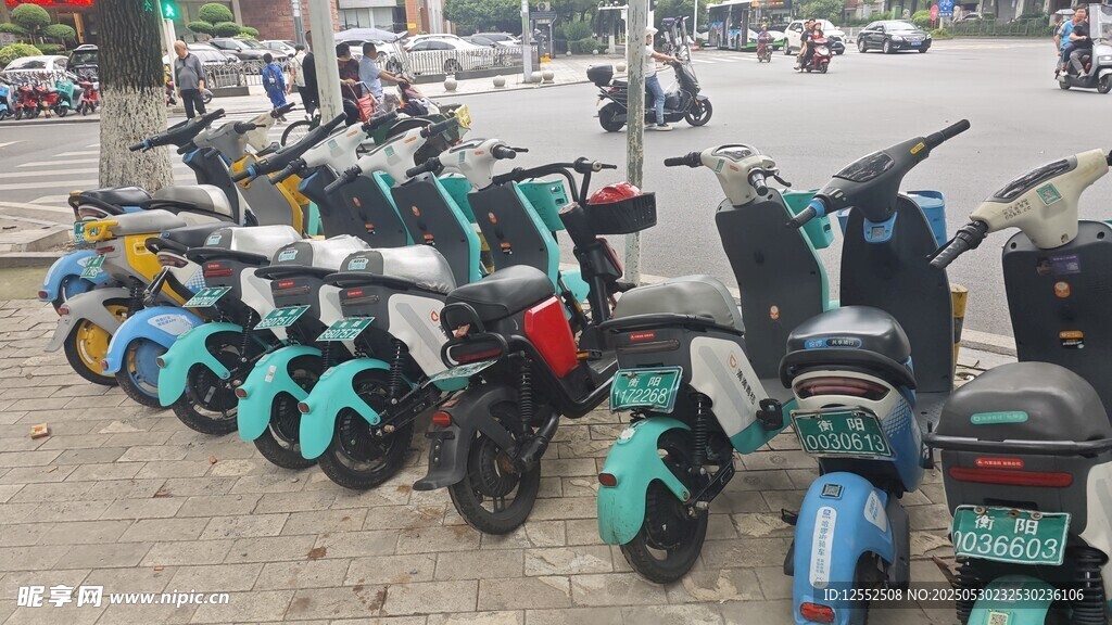 一排多彩電動車整齊停放