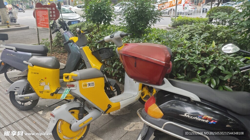 街頭停放的共享電動自行車