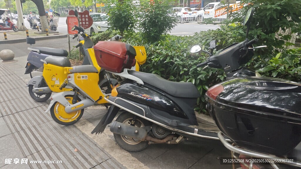 路邊停放的多輛摩托車