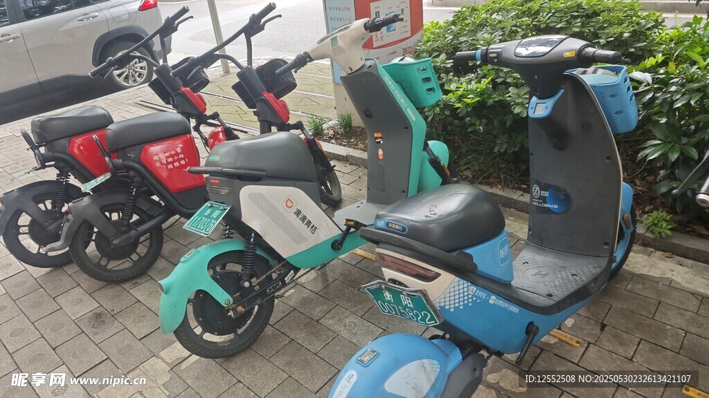 多彩停放的電動摩托車