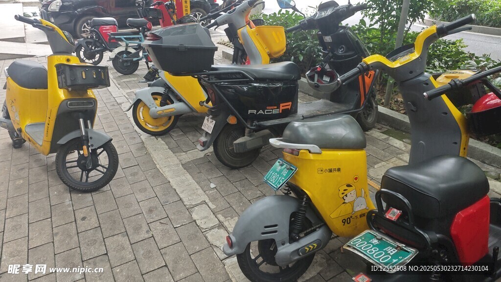 路邊停放的多彩電動摩托車