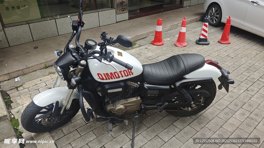 復(fù)古摩托車停放于戶外