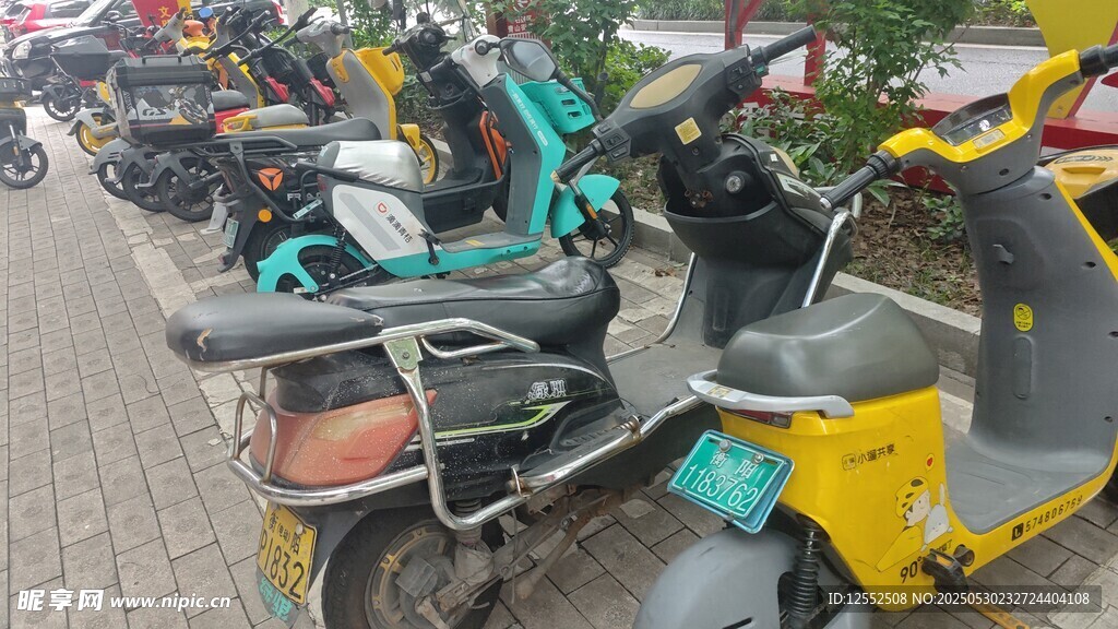 路邊停放的多彩電動摩托車