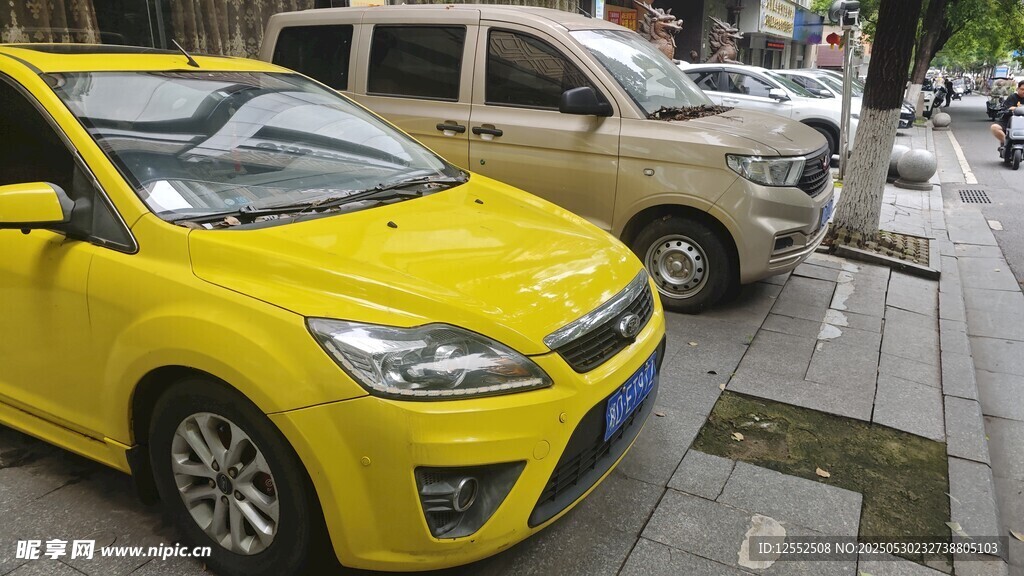 黃色轎車停在路邊