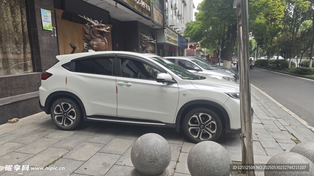 路邊停放的白色SUV汽車