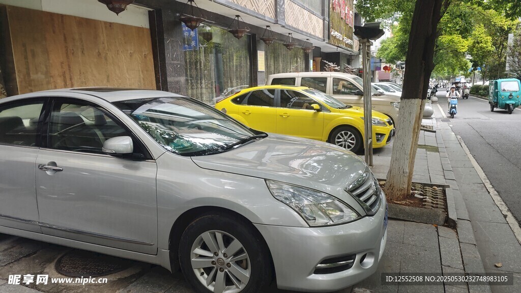 街道旁停放的幾輛汽車