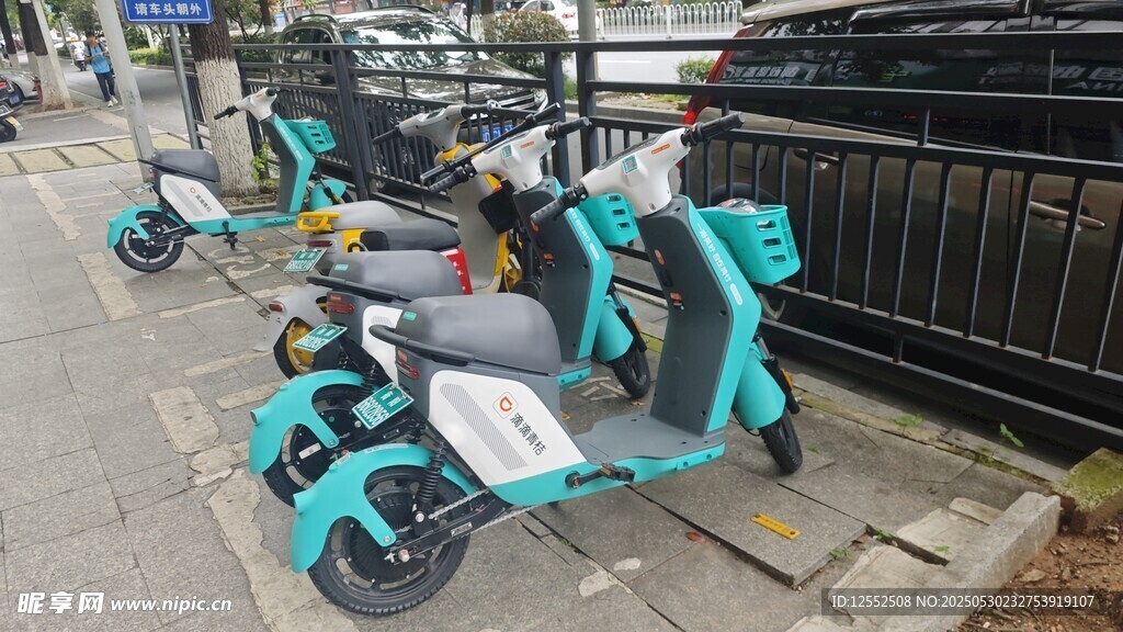 路邊停放的多輛時尚電動車