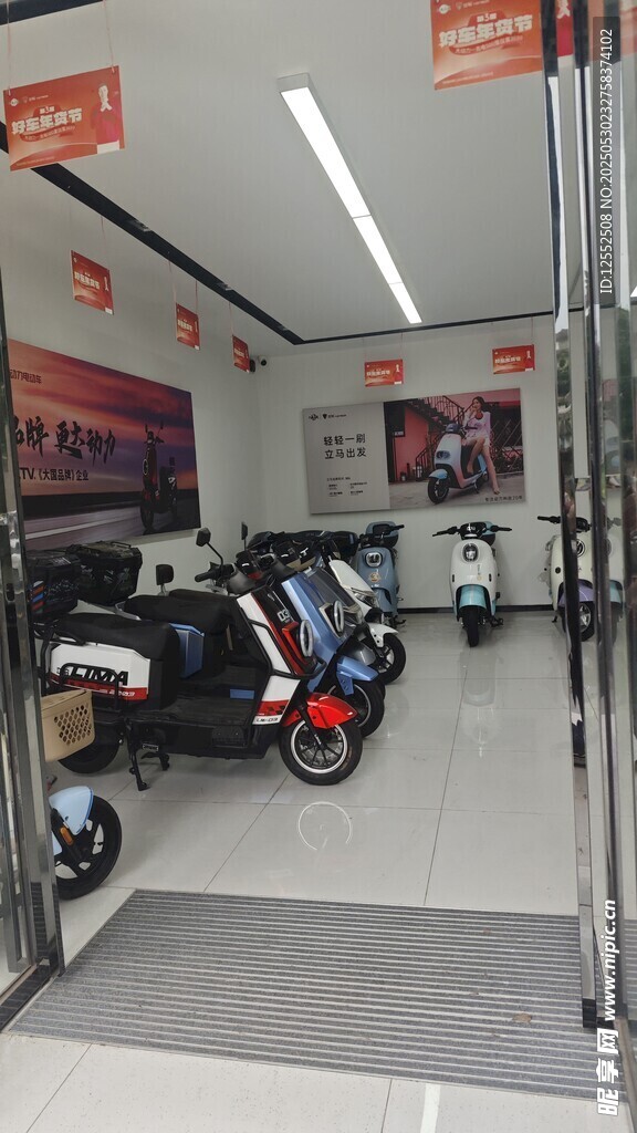 室內摩托車展示場景