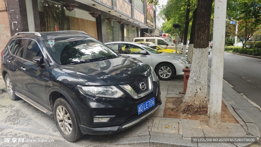 路邊停放的黑色SUV汽車
