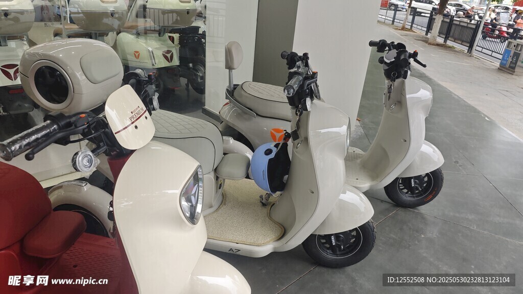 室內(nèi)停放的多輛白色踏板車