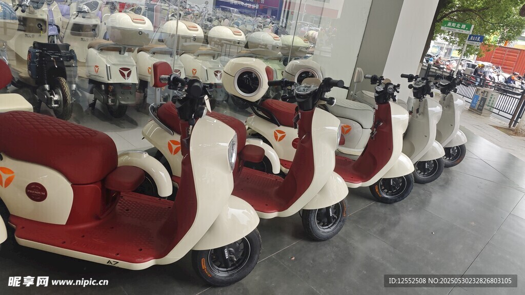 復古風格電動踏板車陳列