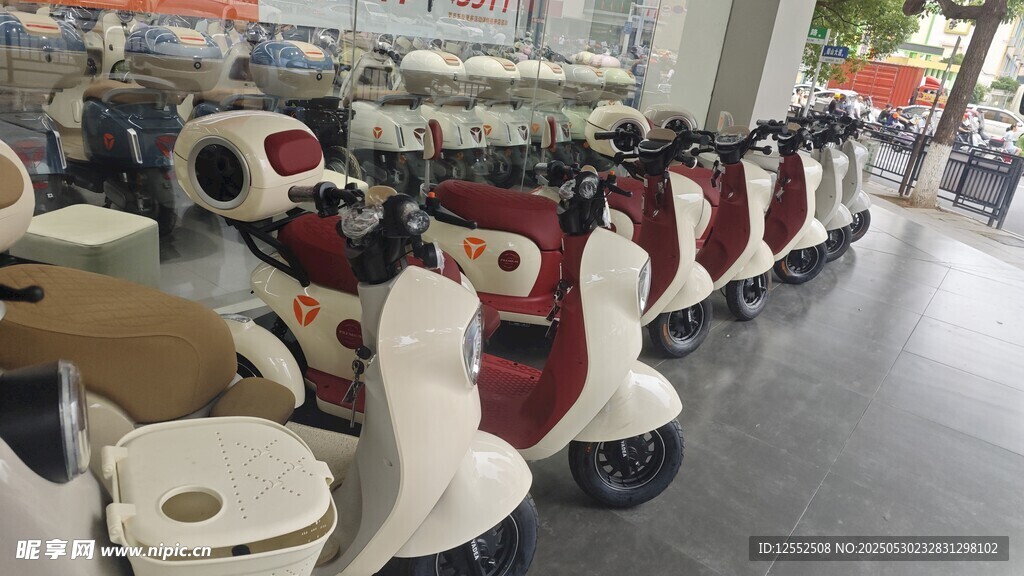 室內停放的多輛時尚電動車