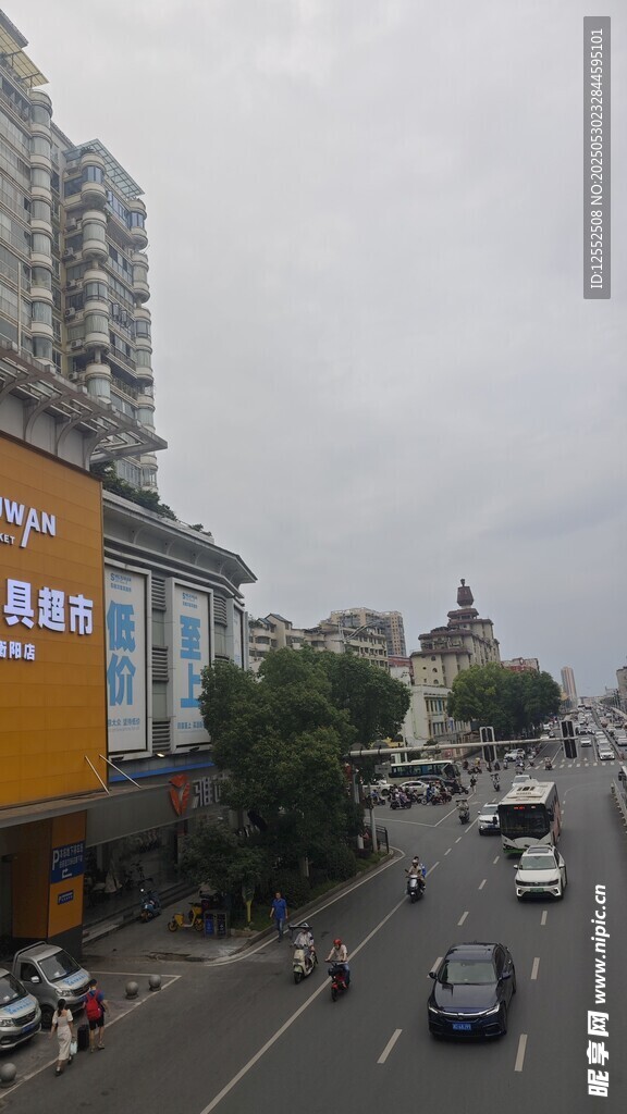 城市街道繁忙景象
