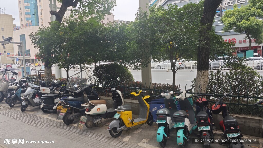 街邊停放的多彩電動車