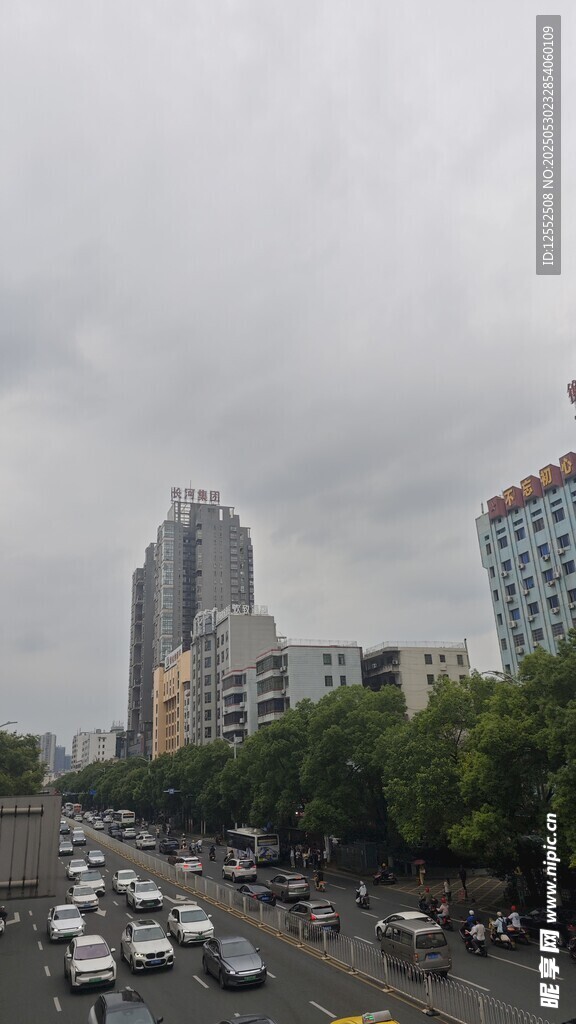 城市繁忙街道車流景象