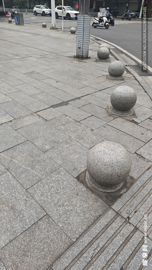 街道上的圓形石墩裝飾物