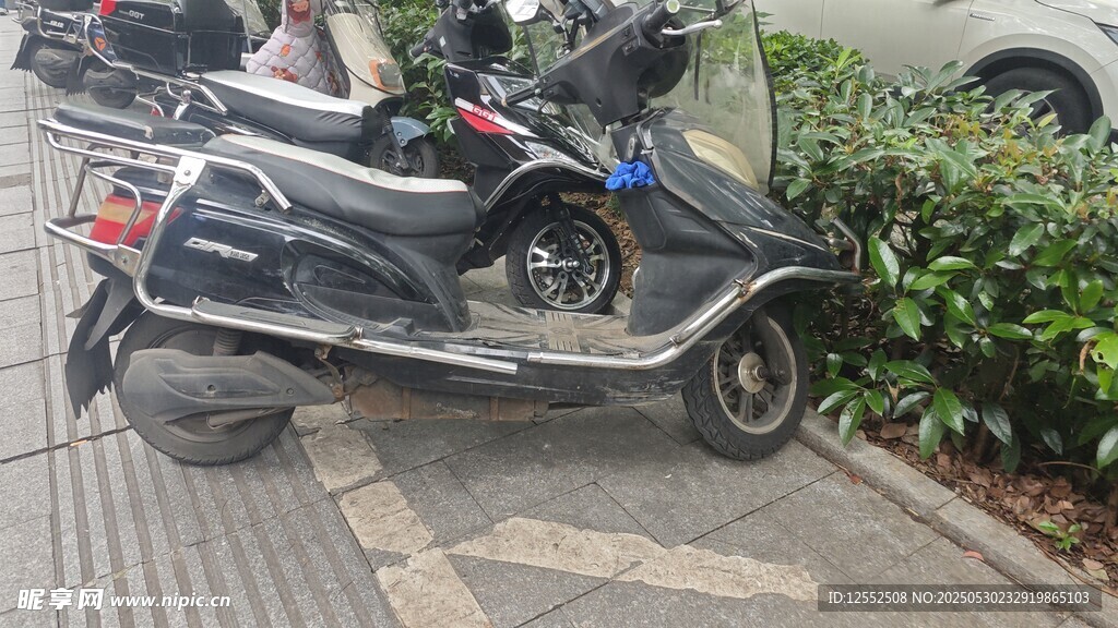 路邊停放的黑色電動摩托車