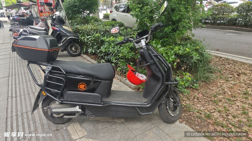 路邊停放的黑色電動摩托車