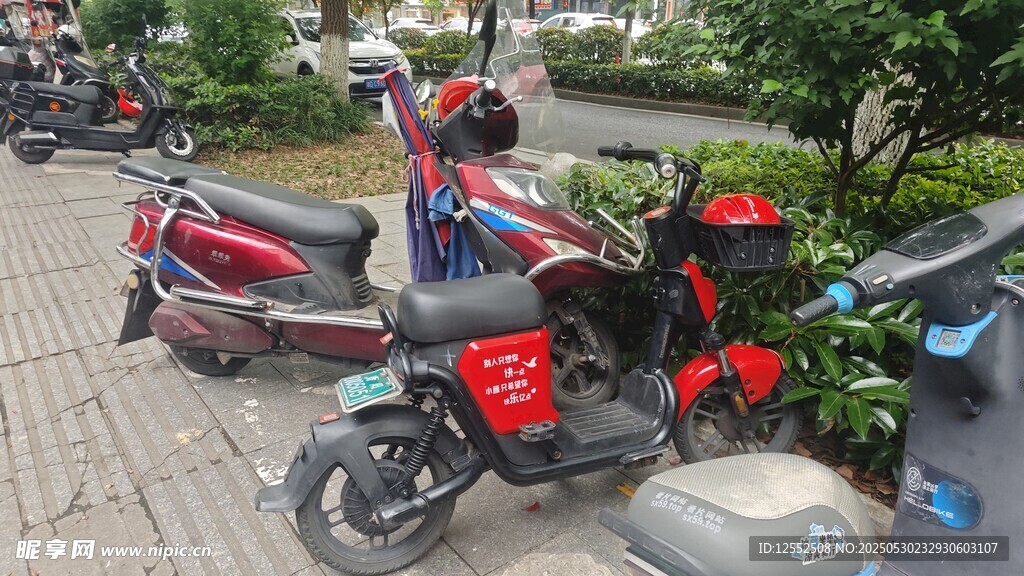停放路邊的多輛時(shí)尚電動(dòng)車