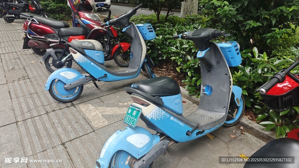 路邊停放的多彩電動摩托車