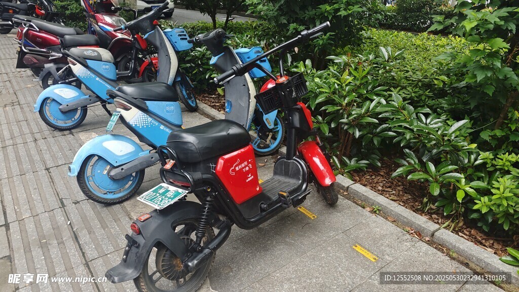 路邊停放的多彩電動自行車