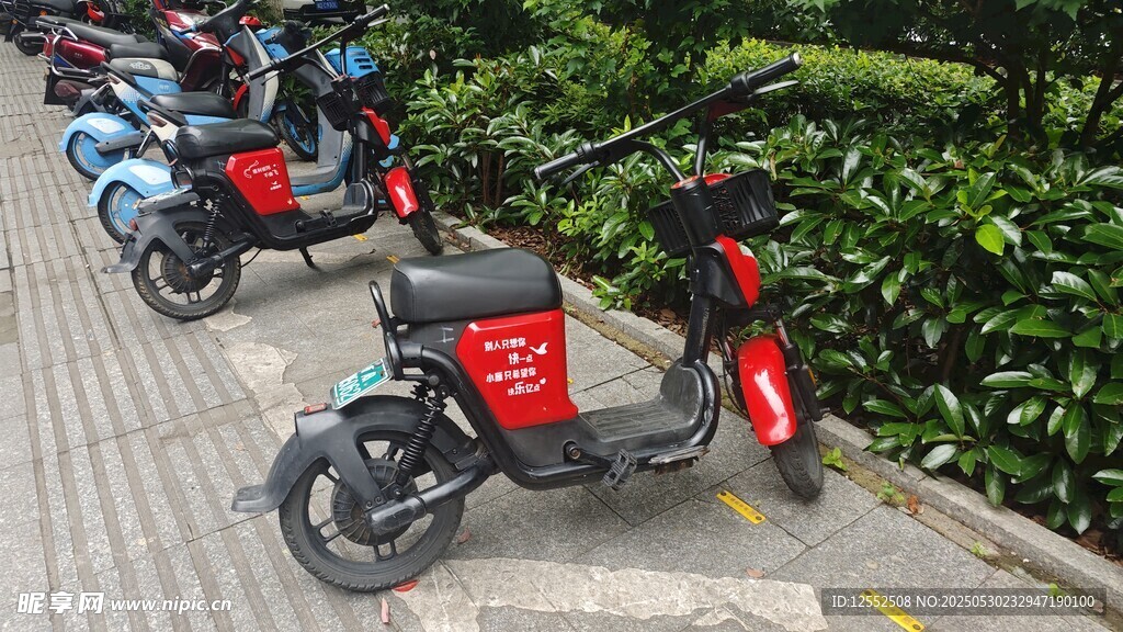 路邊停放的多輛電動摩托車
