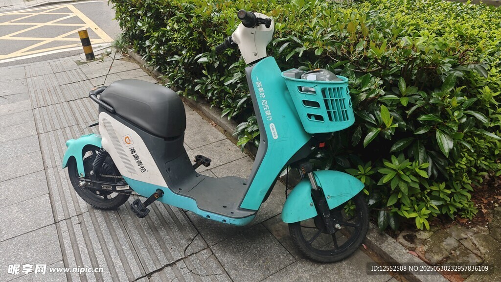 藍綠色電動滑板車停在路邊